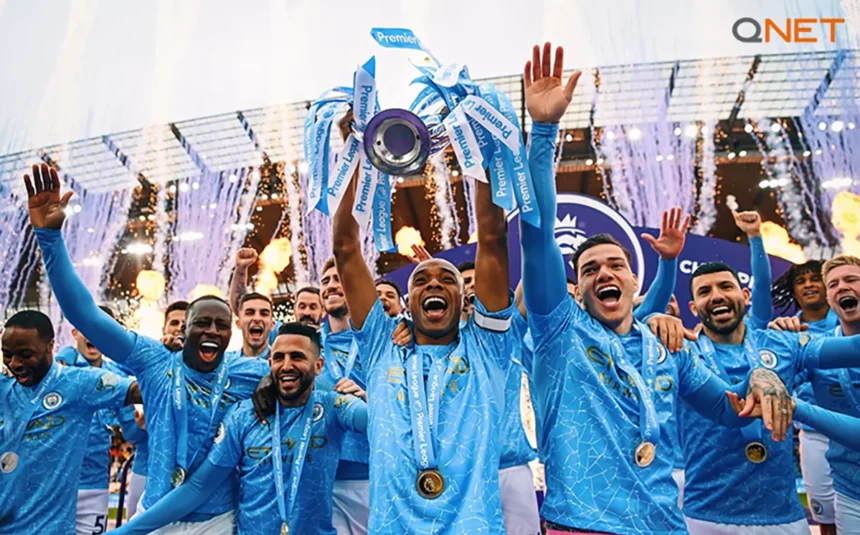 Manchester City lifting the Premier League in the 2020-2021 season in their home stadium