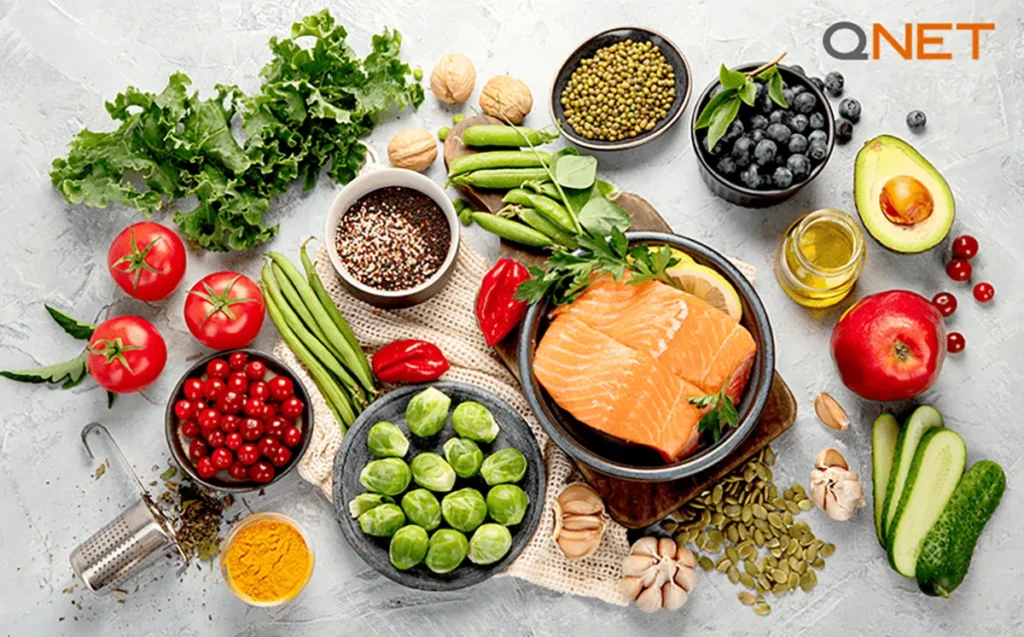 Food items including green vegetables and fish to reduce inflammation in body