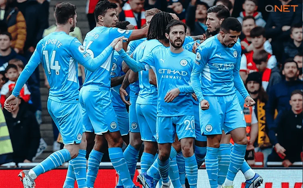 Manchester City players celebrating a goal in the Premier League 2021/22 season