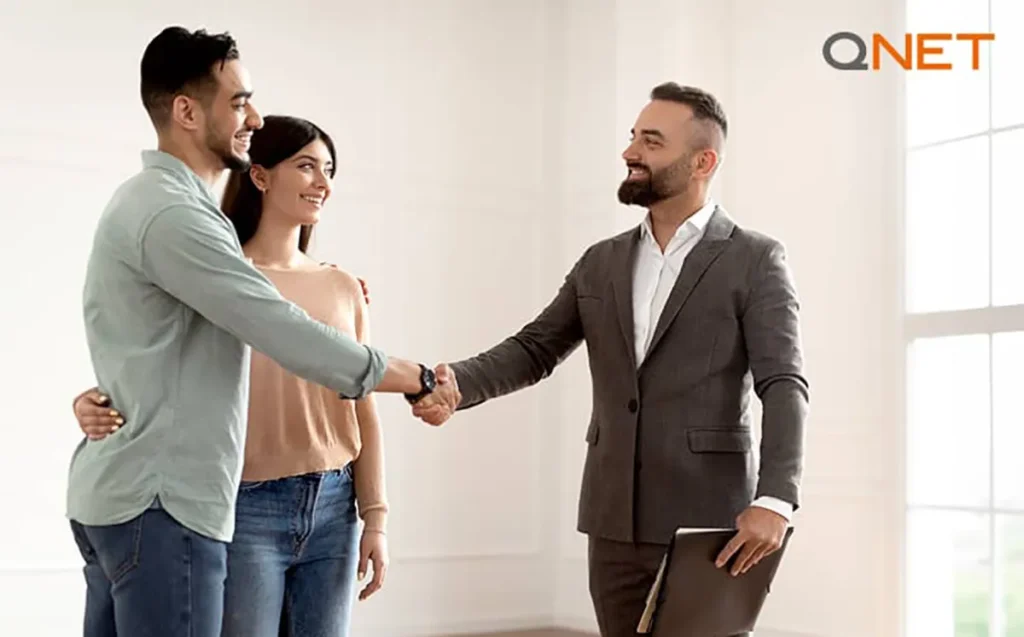 A direct seller and his customers shaking hands