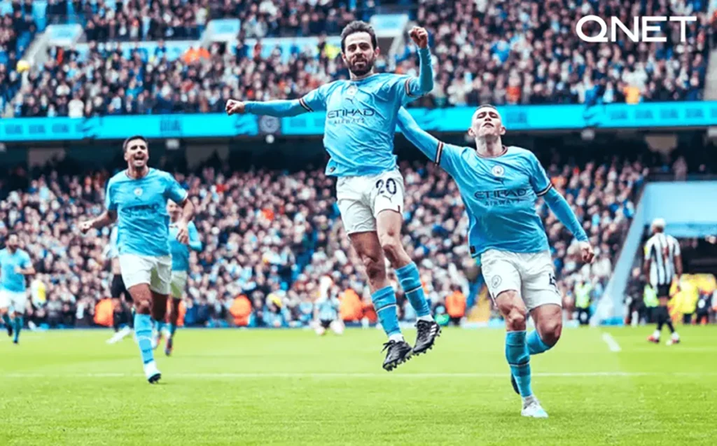 Manchester city players celebrating a goal