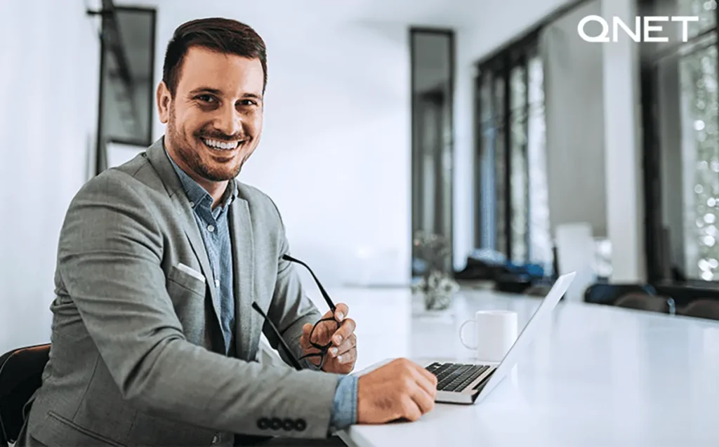 Businessman in front of Laptop
