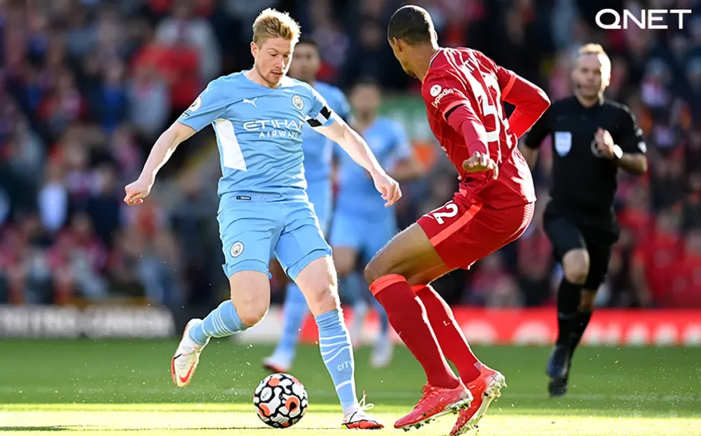 Kevin De Bruyne dribbling the ball in a match against Liverpool