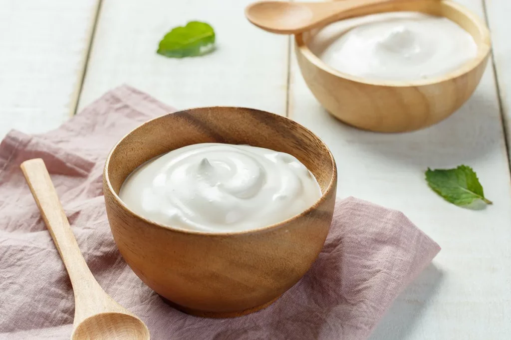Immunity-boosting foods: an image of Greek yogurt in a bowl 